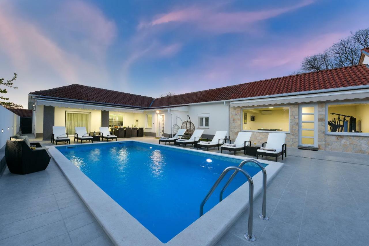 Villa Mare - With Heated Pool 扎达尔 外观 照片
