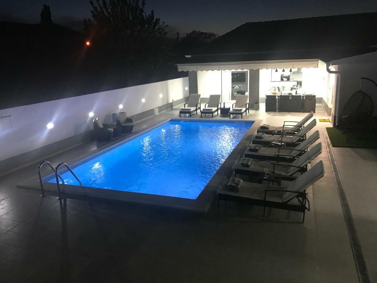 Villa Mare - With Heated Pool 扎达尔 外观 照片